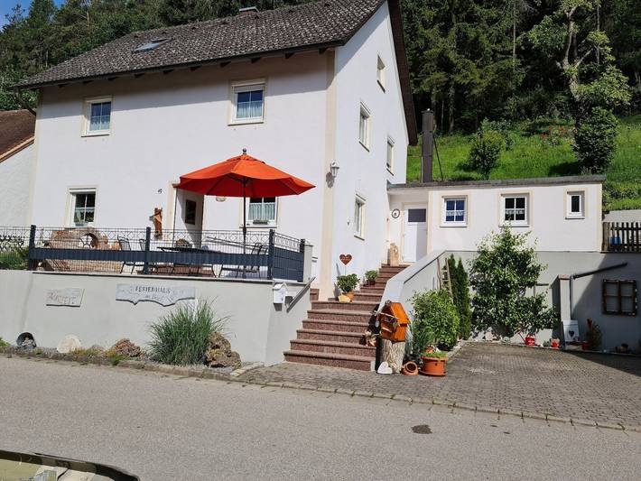 Ferienhaus für 4 Personen, mit Terrasse und Balkon/Terrasse
