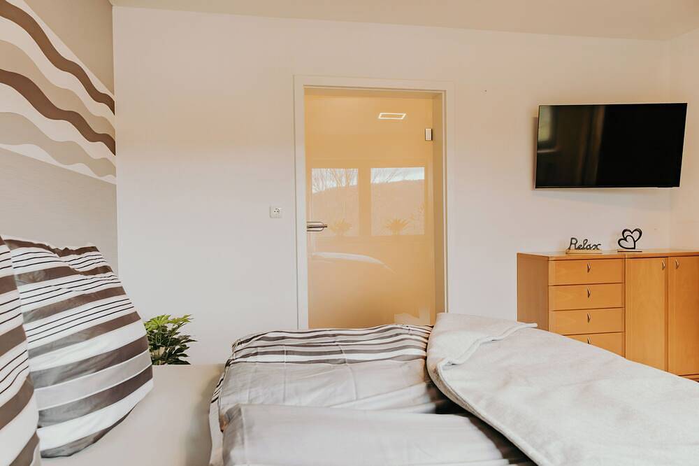 Apartamento entero, Panoramic view of Lake Edersee - View. Balcony. Sauna. Top location. in Hemfurth-Edersee, Edertal