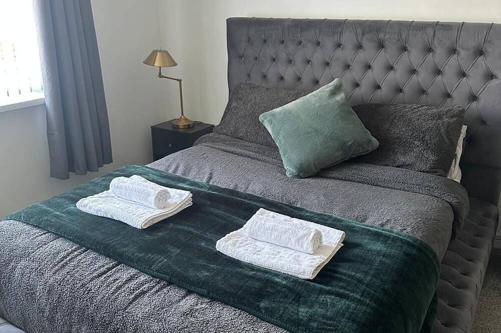 Entire apartment, The Coral Suite - 2 Bedroom Apartment with 5G Wi-Fi in Lakeside, Cardiff in Cardiff, Cardiff region