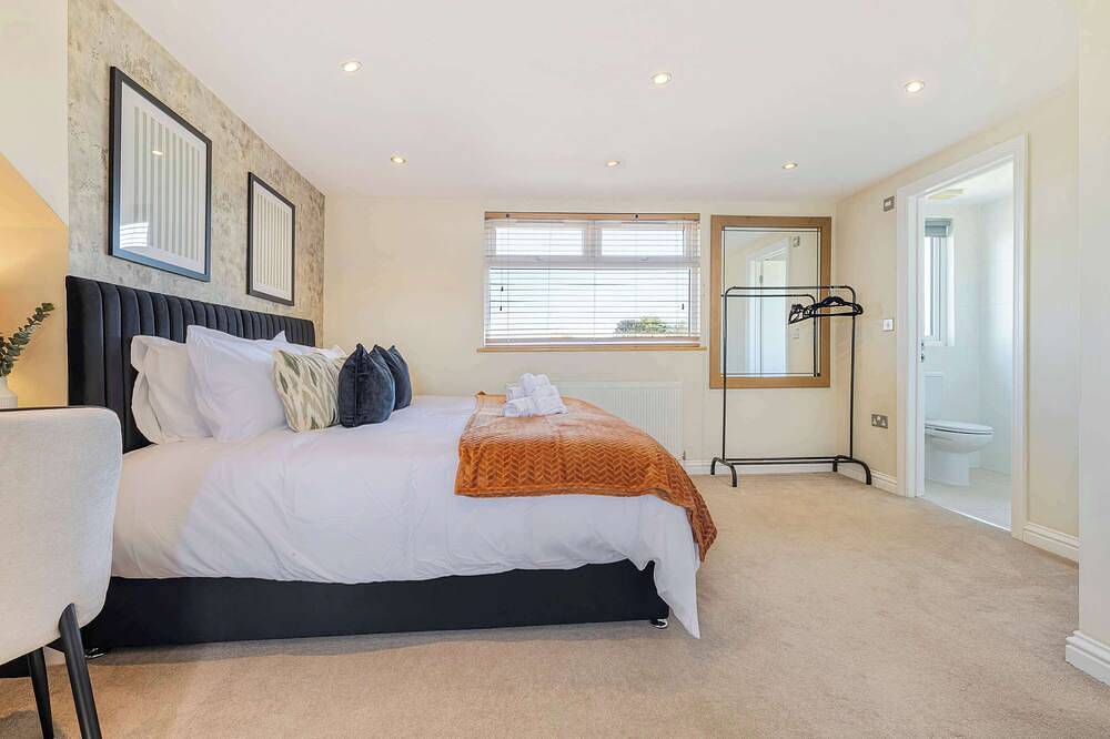 Spacious 4Br Home | Sleeps 9 | Parking | Garden in Goring-by-Sea, Worthing