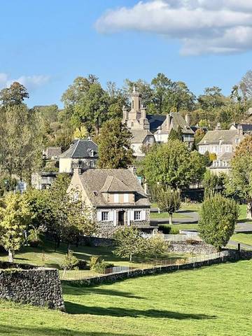 Gîte pour 11 personnes, avec terrasse et jardin à Salers (Cantal)
