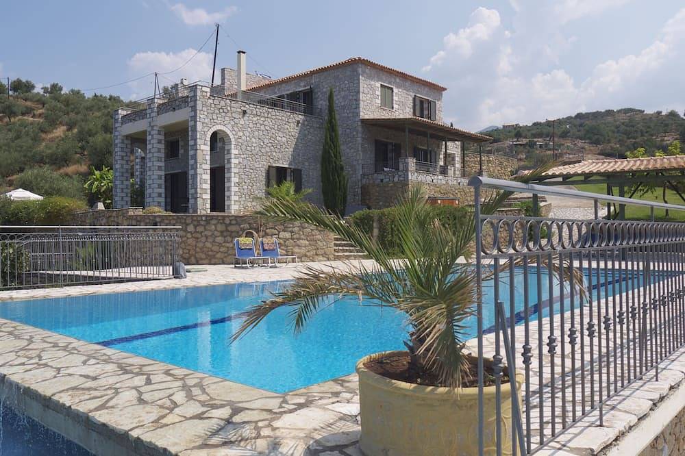 Private infinity pool & hot tub. Breathtaking sea & mountain views. in Avia (Griechenland), Messenien