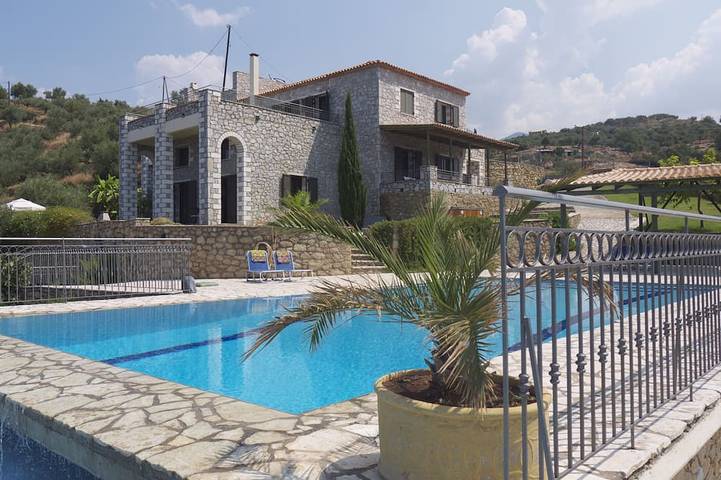 Ferienhaus für 13 Personen, mit Whirlpool und Garten in Kalamata
