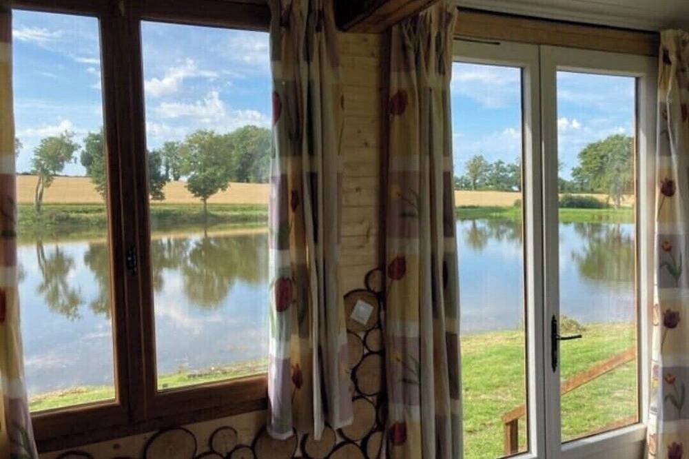 Fishing lake with cosy cabin in charming Saint-Marien with Wifi. in Saint-Marien, Région de Guéret