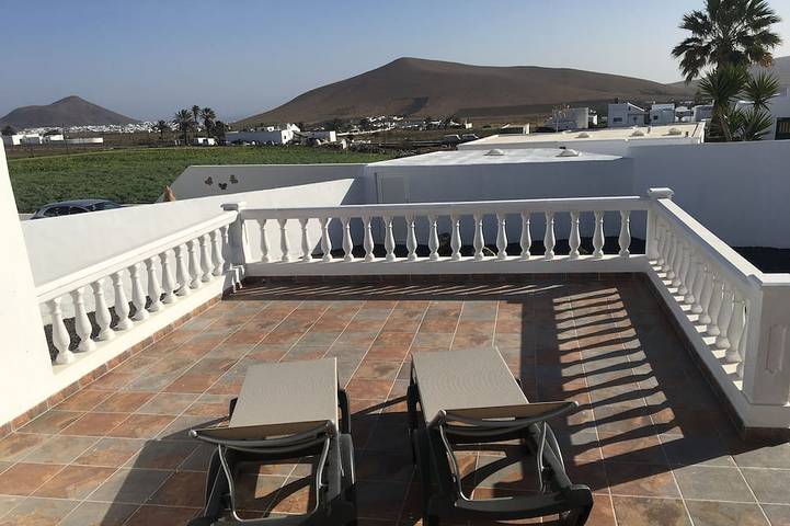 Casa de vacaciones para 2 personas, con terraza además de jacuzzi y jardín en Nazaret