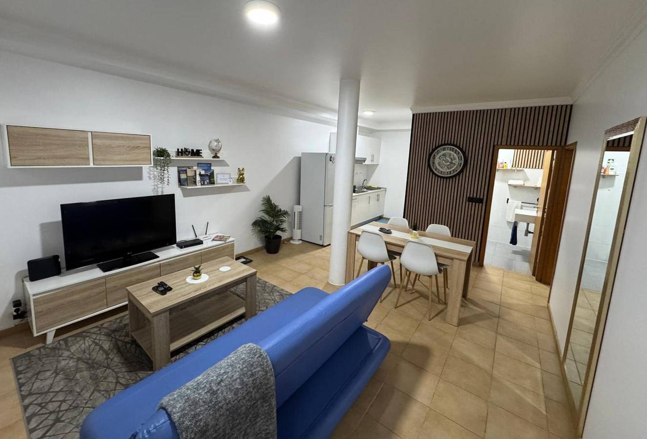 Ganze Wohnung, Ferienwohnung 'Alforra Residence 1' mit Bergblick, WLAN und Klimaanlage in Câmara de Lobos, Madeira