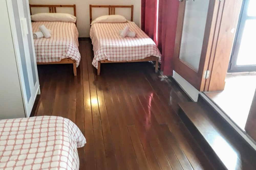 Gran villa, con piscina y parking privados, muy cerca de la playa, para 12 pax. in Cala Morell, Ciudadela