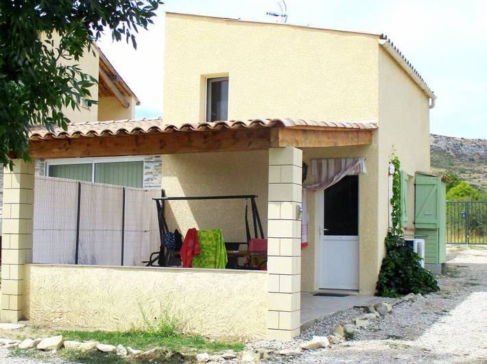 Gîte pour 3 personnes, avec jardin et sauna ainsi que terrasse et piscine à Mévouillon