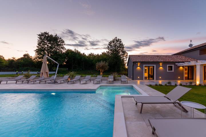 Villa pour 12 personnes, avec piscine et jardin, animaux acceptés à Barban - 2