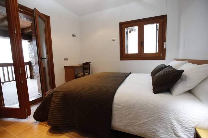 Gîte pour 19 personnes, avec piscine et jardin ainsi que jacuzzi et balcon à Molló - 4