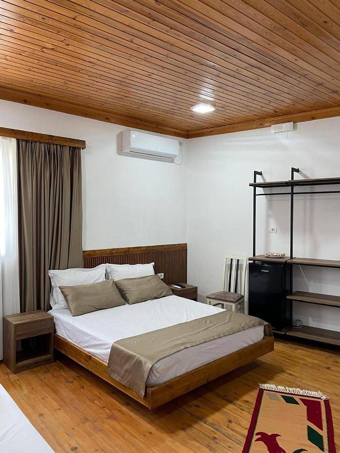 Hôtel pour 3 personnes, avec terrasse ainsi que jardin et vue