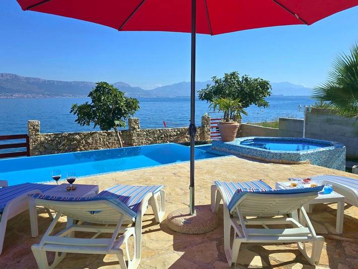 Villa pour 14 personnes, avec jacuzzi et jardin ainsi que piscine et bassin pour enfant à Slatine - 2