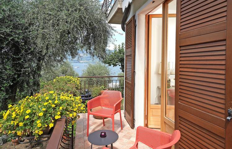 Entire apartment, Apartment "Anna Torri" with Beautiful Garden and Lake Views in Torri del Benaco, Garda Mountains