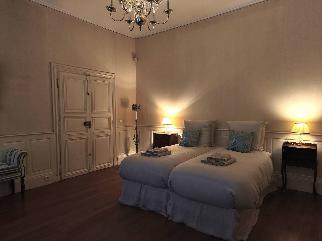 Gästezimmer „Chez Diane – Daphné“: Familien-Suite ebenerdig in Saint-Amand-Montrond