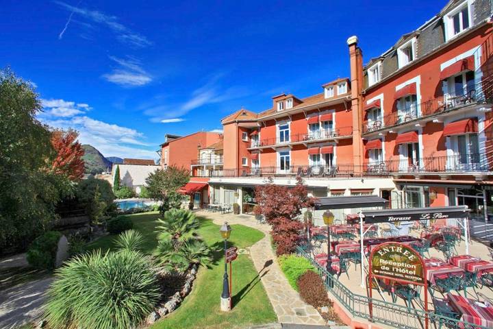 Hôtel pour 3 personnes, avec Terrasse ainsi que Jardin et Piscine dans Gare De Lourdes