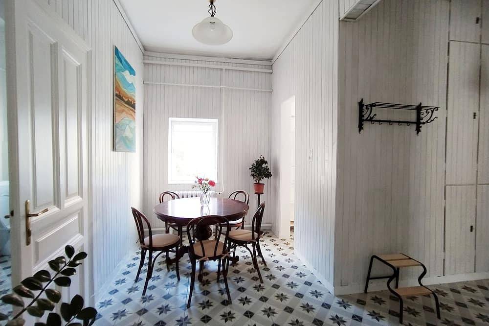 Entire apartment, Charming 2-bedroom apartment in lovely Keszthely with Wifi, washing machine in Keszthely, Keszthely region