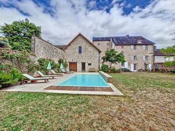 Gîte pour 15 personnes, avec vue ainsi que jardin et piscine à Bessines-sur-Gartempe