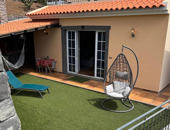 Ganze Wohnung, Ferienwohnung 'Alforra Residence 2' mit Bergblick, Gemeinschaftsterrasse und WLAN in Câmara de Lobos, Madeira