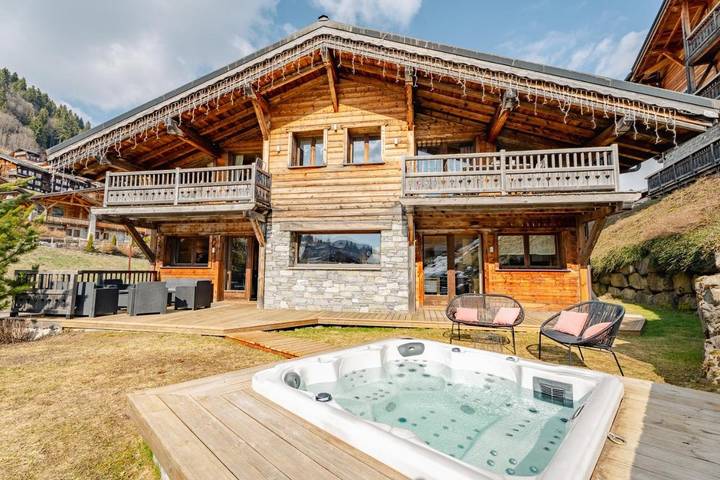 Chambre d’hôte pour 4 personnes, avec balcon et jardin ainsi que sauna et jacuzzi à Les Gets