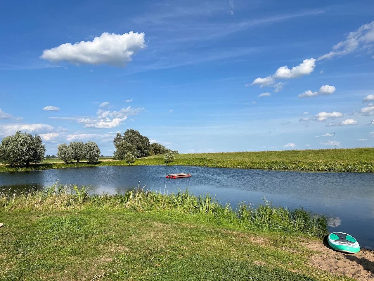 Elbferienhaus - gemeinsames Urlauben an der Elbe mit privaten Badesee in Lenzerwische, Prignitz
