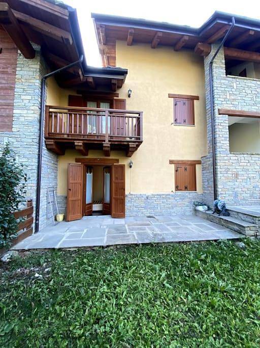Gîte pour 5 personnes, avec Terrasse ainsi que Jardin et Vue à Oulx