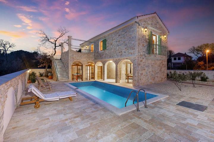 Villa pour 5 personnes, avec jardin ainsi que piscine et jacuzzi, animaux acceptés à Biograd na Moru