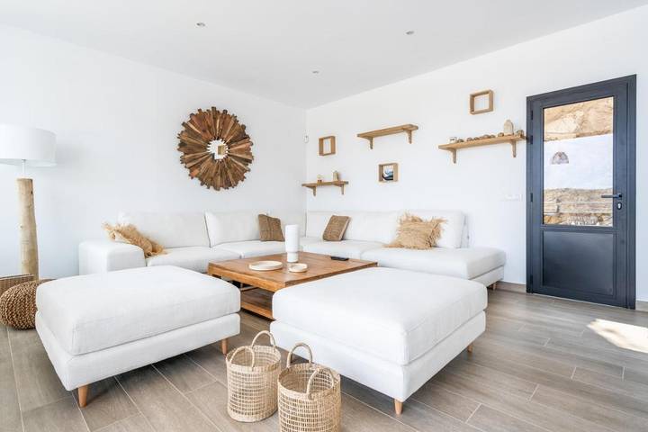 Chalet para 8 personas, con vistas además de terraza y piscina en Provincia de Gerona - 4