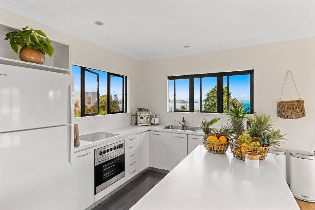 Shutehaven Beach House with Ocean Views. in Shute Harbour, Mackay Region