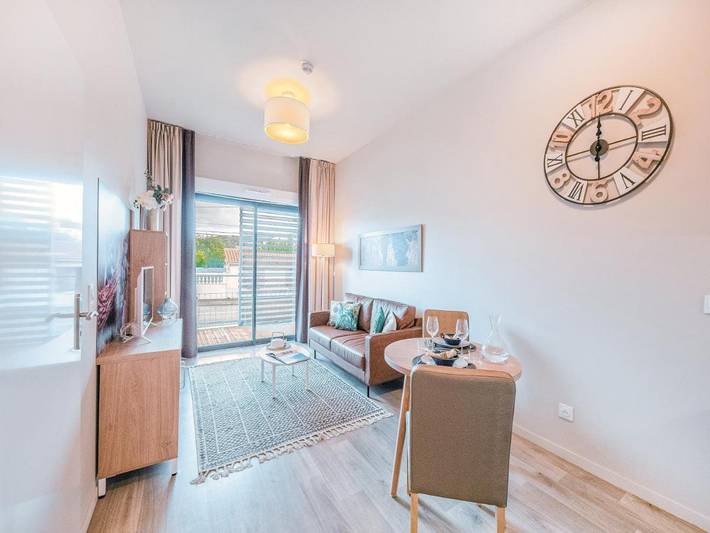 Location de vacances pour 2 personnes, avec balcon ainsi que jardin et vue à Cenon - 3