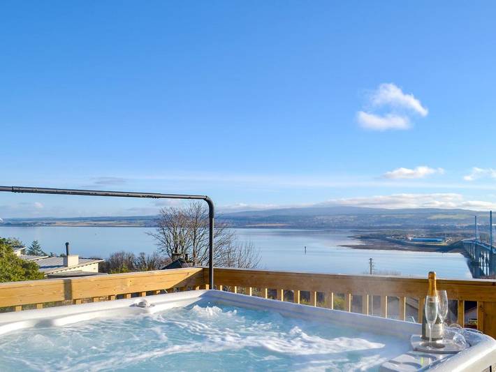 Holiday rental for 10 people, with balcony and hot tub in Moray Firth