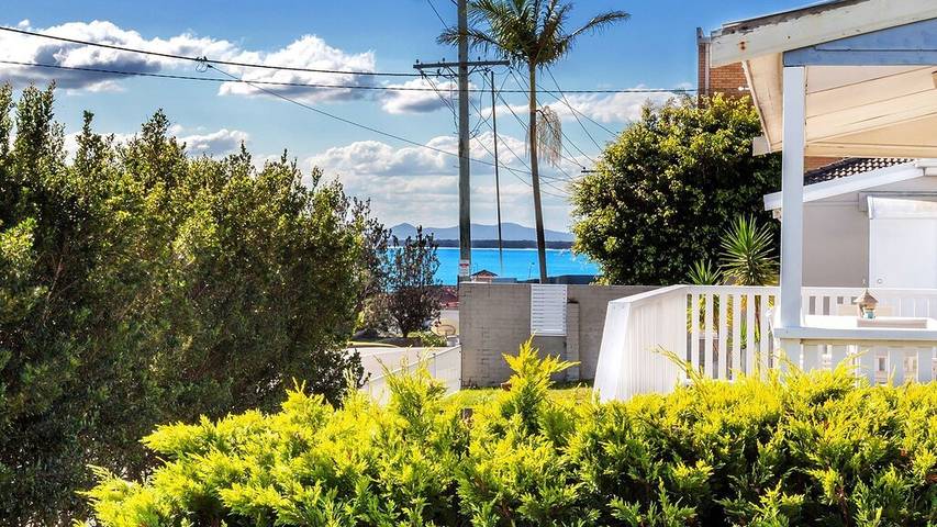 Holiday home for 12 people, with balcony in Shoal Bay