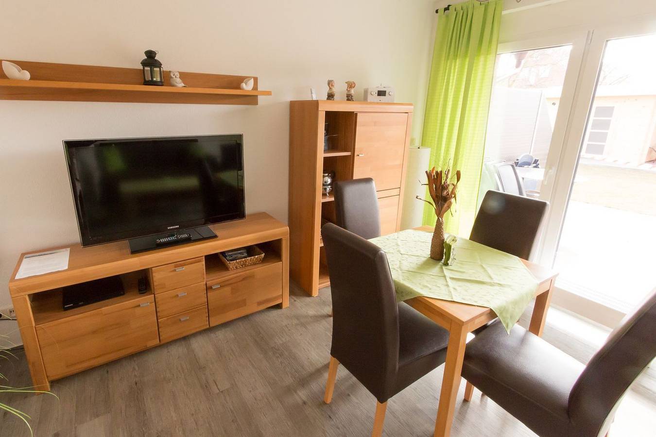 Ganze Wohnung, Dat Ferienhus Norddeich: Moderne Eg-Wohnung mit Terrasse und Gemeinschaftsgarten in Norddeich, Norden und Umgebung