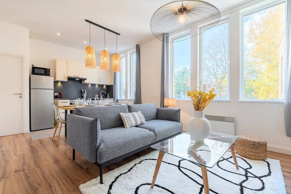 Entire apartment, Modern, quiet 3-bedroom apartment with parking in Marcq-en-Barœul, Lille region