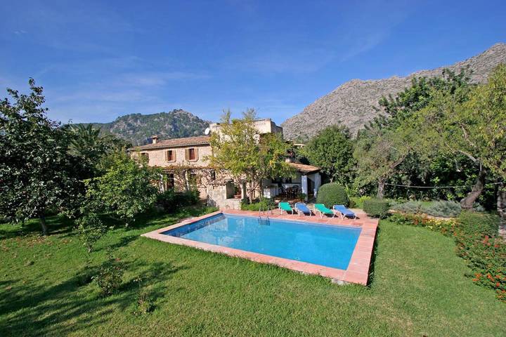 Landhaus 'Punxa' mit Bergblick, WLAN und Klimaanlage in Pollença Stadt, Pollença