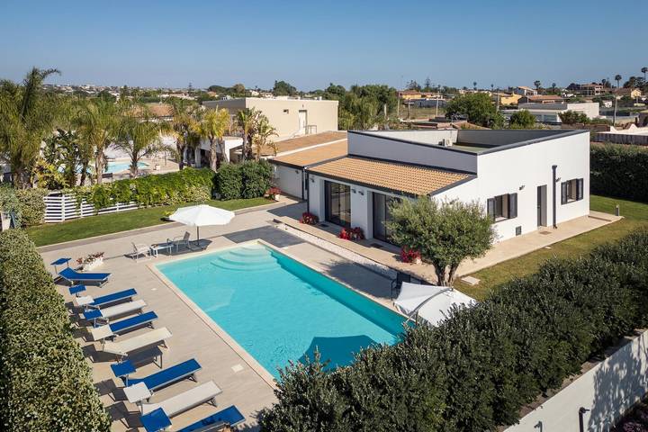 Villa für 12 Personen, mit Terrasse und Balkon/Terrasse sowie Ausblick in Fanusa