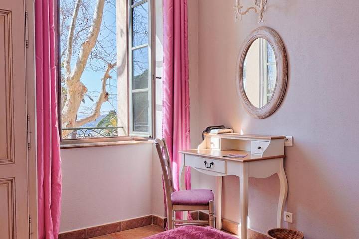 Hôtel pour 2 personnes, avec piscine ainsi que jardin et vue dans Office De Tourisme De Bormes Les Mimosas - Le Port - 4