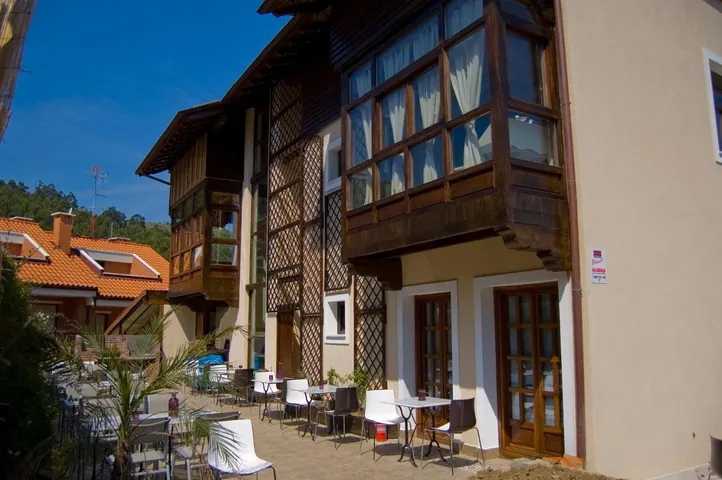 Hotel para 2 personas, con jardín y terraza además de piscina y jacuzzi - 1