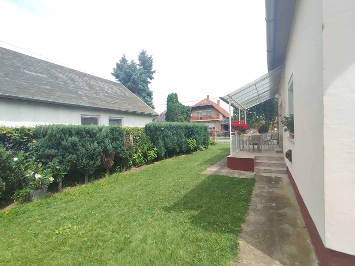 Ganze Ferienwohnung, Ferienwohnung nur 300m vom Strand am Balaton in Balatonmariafürdö, Plattensee Südufer