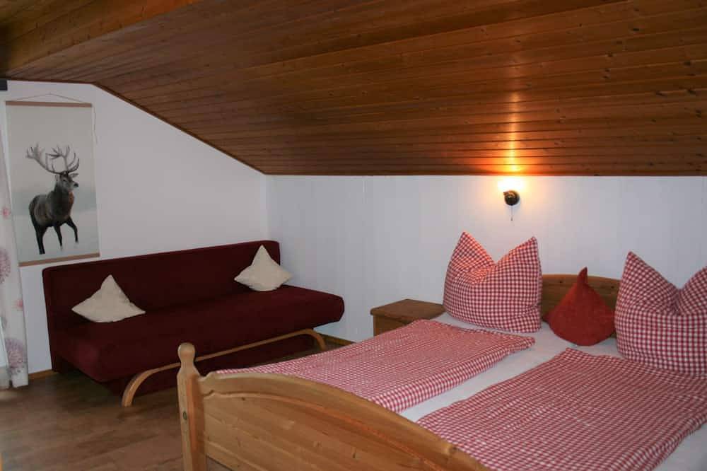 Ganze Wohnung, Ferienwohnung Heuboden 100 qm, 1-5 Personen, 2 sep. Schlafzimmer, Wlan, Balkon in Staudach-Egerndach, Chiemsee