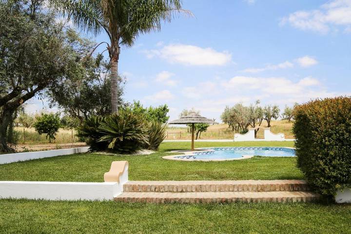 Location de vacances pour 8 personnes, avec piscine et jardin dans Avis - 2
