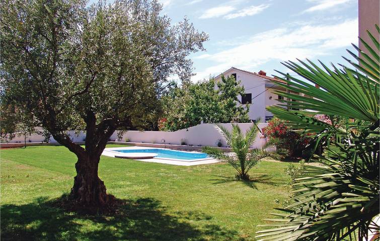 Ganze Ferienwohnung, Modernes Apartment mit 1 Schlafzimmer, Pool und Terrasse, 700 m vom Strand entfernt in Novigrad, Umag und Umgebung
