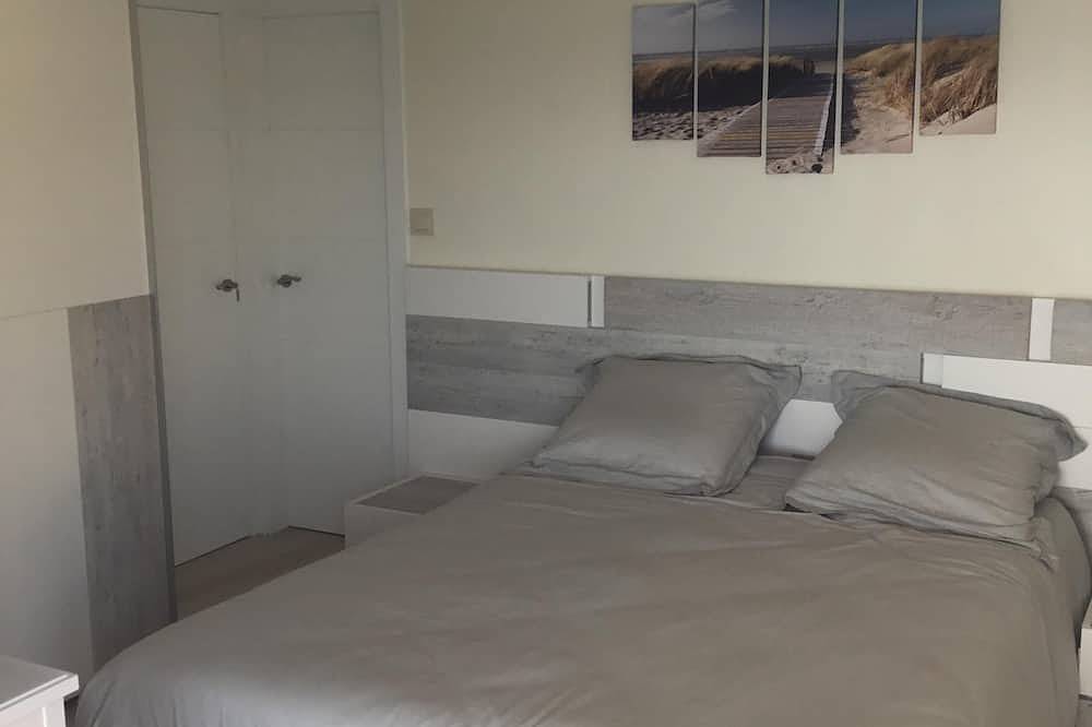 Appartement entier, Salou très bel appart climatisé 1ère ligne mer , wifi, accès direct mer, Garage in Salou, Costa Dorada