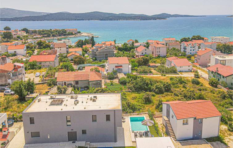 Charmante 170 m² große Wohnung in der Nähe der Küste und des Stadtzentrums mit Pool und Terrasse in Žaborić, Šibenik-Knin