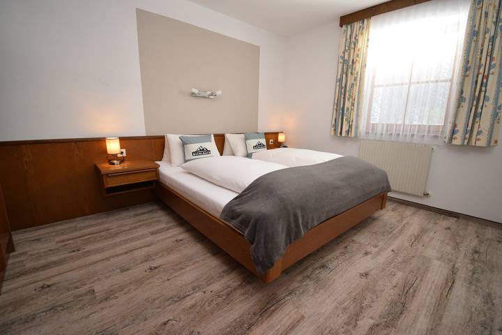 Ferienwohnung für 4 Personen, mit Ausblick und Garten in Bichlbach