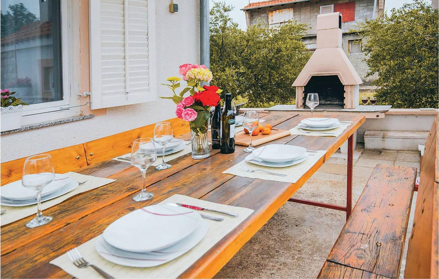 Ganze Ferienwohnung, Gemütliche 2-Zimmer-Wohnung mit Terrasse, 900 m vom Strand entfernt, WLAN & Parkplatz in Vodice, Šibenik-Knin