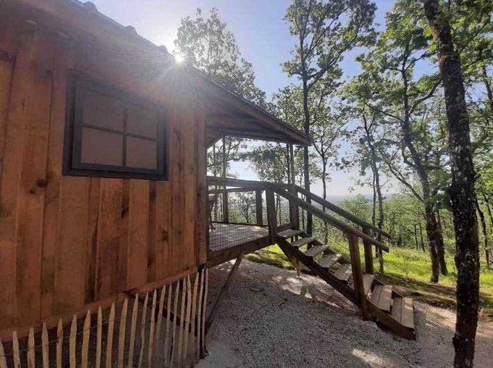 Cabane en bois pour 5 personnes, avec bassin pour enfant