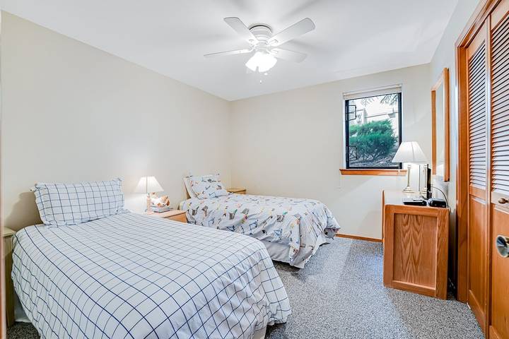 Vacation rental for 4 people, with pool and hot tub as well as balcony and yard in Chelan