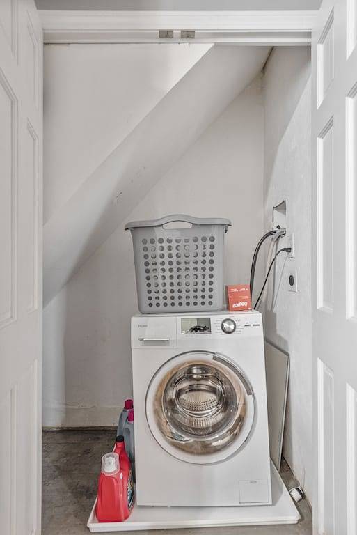 Prime Location!Walk To Water & Historic District!Private Large first floor apt! in Salem (MA), Essex County (MA)