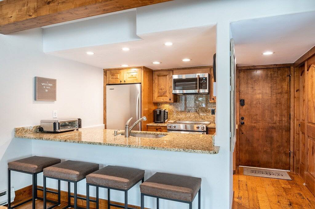 Ganze Wohnung, Luxury, Remodeled Retreat w/ Ski Slope Views Throughout! Walk to Gondola & Shops in Vail Ski Resort, Vail