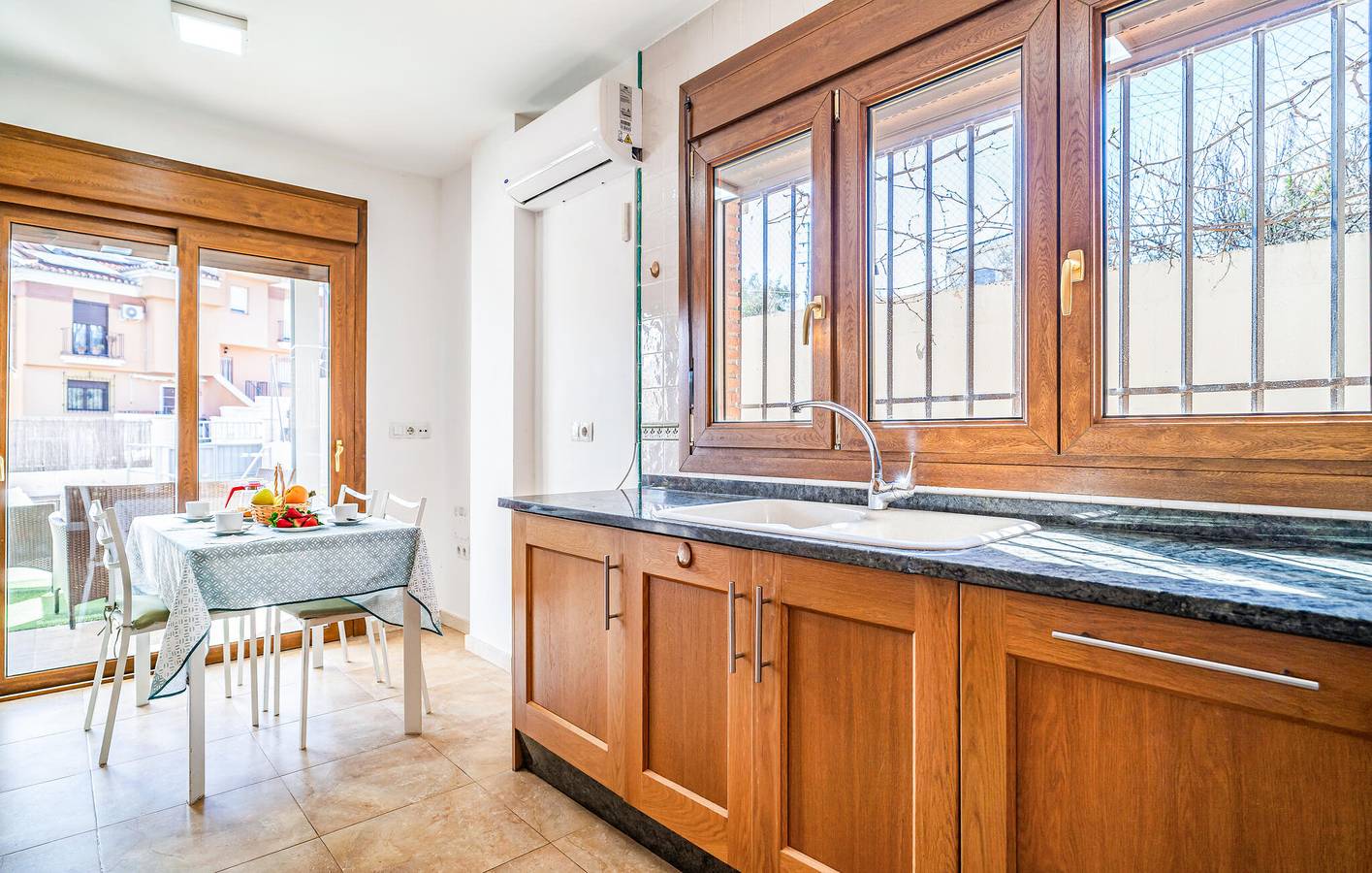 Luftiges Apartment mit Pool und Grill, nahe Restaurants und Fluss in Jun, Granada Provinz